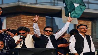 عمران خان يحيي مؤيديه أثناء حضوره "مسيرة الحرية الحقيقية '' للضغط على الحكومة للإعلان عن انتخابات جديدة، في لاهور، باكستان